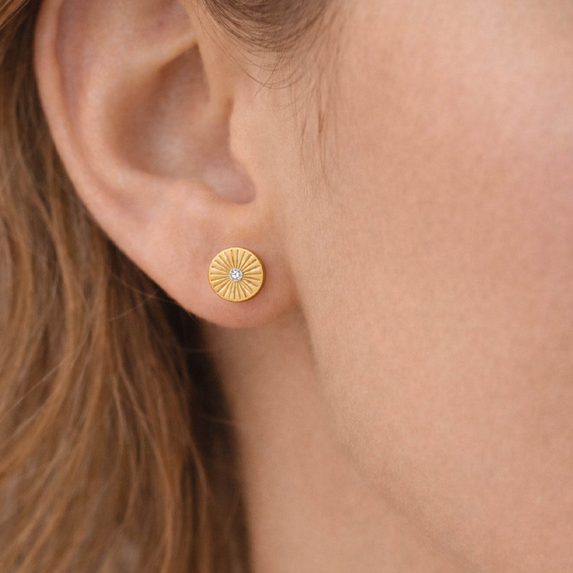 14k gold vermeil liv sunburst ring with a single lab grown diamond on model