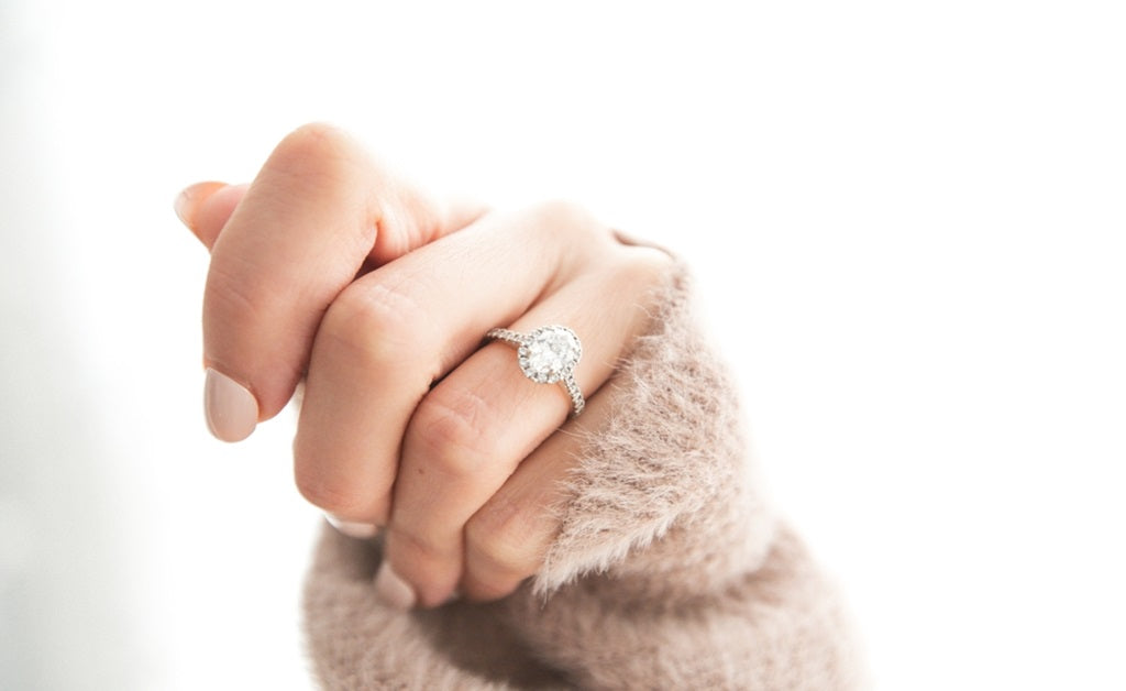 Engagement Ring on a women hand with a white diamond